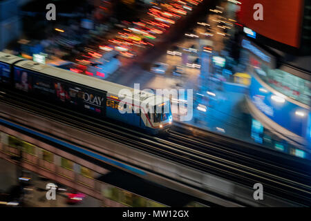 BANGKOK, THAILAND - 30. MAI 2018: Eine BTS Skytrain pasess über die stressige Asok Kreuzung entlang der Sukhumvit Road. Stockfoto