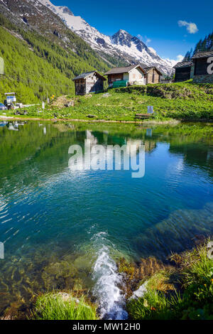 Spiegelungen der Berge und Häuser, Gouille, Arolla, Evolène, Schweiz, Stockfoto