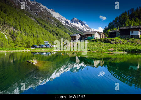 Spiegelungen der Berge und Häuser, Gouille, Arolla, Evolène, Schweiz, Stockfoto