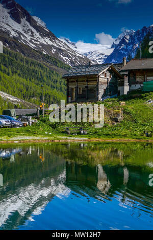 Spiegelungen der Berge und Häuser, Gouille, Arolla, Evolène, Schweiz, Stockfoto