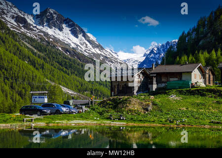 Spiegelungen der Berge und Häuser, Gouille, Arolla, Evolène, Schweiz, Stockfoto