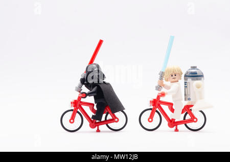 Mini Abbildung von Luke Skywalker und r2-d2 Reiten Fahrrad Darth Vader zu jagen. Lego Minifiguren sind von der Lego Gruppe hergestellt. Stockfoto
