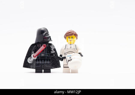 Mini Figur des Darth Vader mit Prinzessin Leia in Storm Trooper. Lego Minifiguren sind von der Lego Gruppe hergestellt. Stockfoto