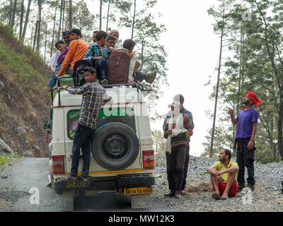 Öffentliche Verkehrsmittel in Indien in der Nähe von chamoli Dorf, Kumaon Hügel, Uttarakhand, Indien Stockfoto