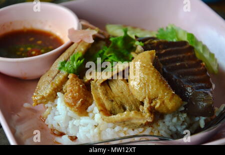 Gedünstete Ente in der braunen Suppe auf Reis Stockfoto