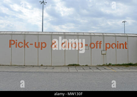 Distressed Pick-up und Drop-off signage an Sumburgh Flughafen der Shetlandinseln Stockfoto