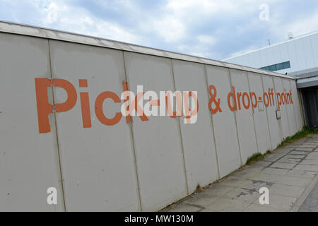 Distressed Pick-up und Drop-off signage an Sumburgh Flughafen der Shetlandinseln Stockfoto