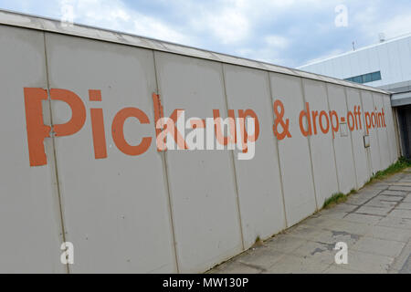 Distressed Pick-up und Drop-off signage an Sumburgh Flughafen der Shetlandinseln Stockfoto