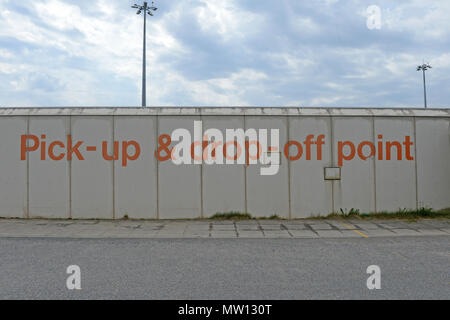 Distressed Pick-up und Drop-off signage an Sumburgh Flughafen der Shetlandinseln Stockfoto