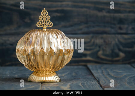 Im osmanischen Stil crystal sweet Schüssel mit Deckel auf Blau Holz- Hintergrund Stockfoto