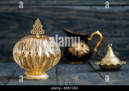 Im osmanischen Stil crystal sweet Schüssel mit Deckel auf Blau Holz- Hintergrund Stockfoto