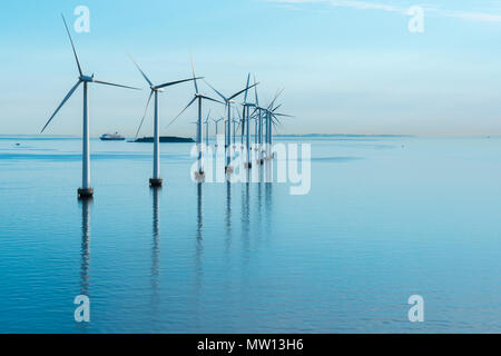 Windmill Farm im Meer mit Reflexion morgen Stockfoto