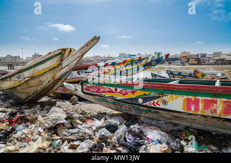 St. Louis, Senegal - 12. Oktober 2014: bunt bemalten hölzernen Fischerboote oder pirogen an der Küste von St. Louis. Stockfoto