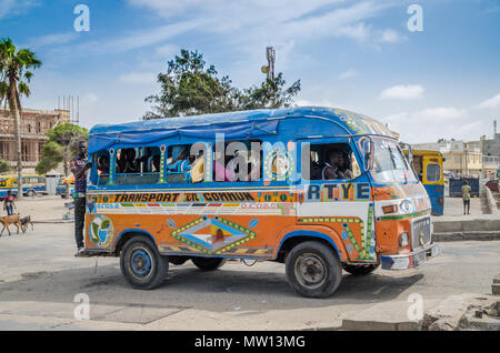 St. Louis, Senegal - 12. Oktober 2014: Bunte Taxi Bus gemalt oder Van als gemeinsame öffentliche Verkehrsmittel. Stockfoto