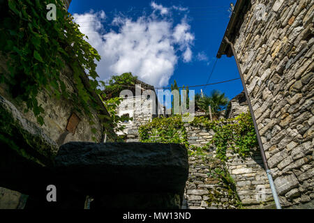 Pfad zwischen zwei steinerne Gebäude alte Dorf der Schweiz Stockfoto