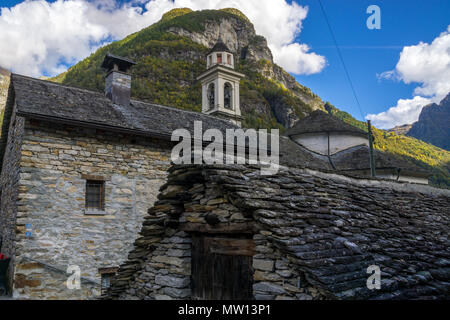 Altes, kleines Dorf mit Steinhäusern Schweiz Stockfoto