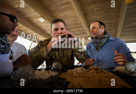 Kapitän Ian Hocking, eine Bekämpfung der Luftfahrt advisor Schüler mit der 6. Special Operations Squadron, saugt die Augen aus einem Fisch Kopf während des Betriebs Raven Kralle am Herzog Feld, Fla., 26. April 2017. Studenten bei ihren Partnern in einer Mahlzeit, die als ein Luxus in "Palmetto Land" Kultur Beziehungen zu stärken. Stockfoto