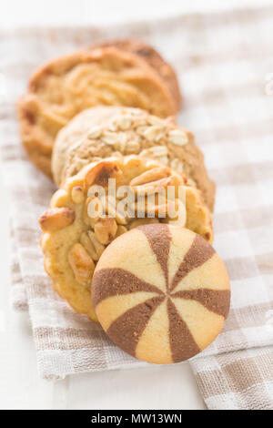 Verschiedene Arten von sweet Cookies auf kariert Serviette. Stockfoto