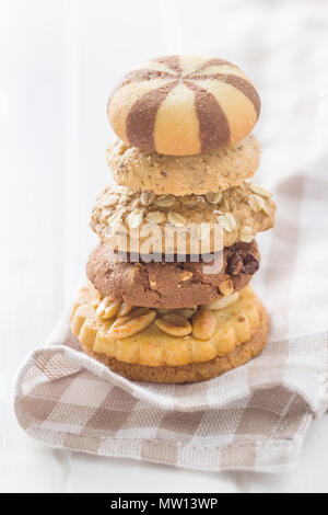 Verschiedene Arten von sweet Cookies auf kariert Serviette. Stockfoto