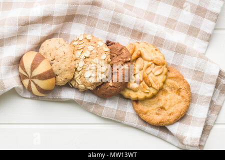 Verschiedene Arten von sweet Cookies auf kariert Serviette. Stockfoto