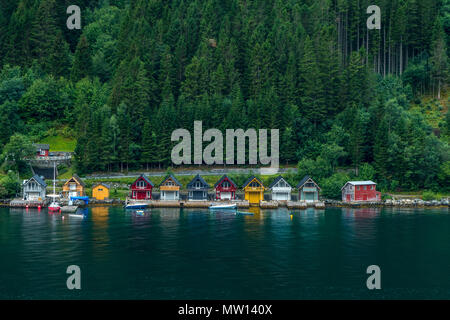 Kleine bunte Häuser an der Küste von einem Fjord in Norwegen Stockfoto