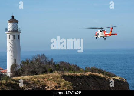 Ein fliegendes Personal von Air Station San Diego ist die Durchführung von Cliff Side rescue Training in einer Küstenwache MH 60 Jayhawk Helikopter von der Klippe Seite der Point Vicente Leuchtturm in Rancho Palos Verdes, Kalifornien, 26. April 2017. Konsequent Training hilft den flugzeugbesatzungen Adept für Situationen, in denen Sie eine tatsächliche Cliff Side Rettung durchführen zu bleiben. Stockfoto