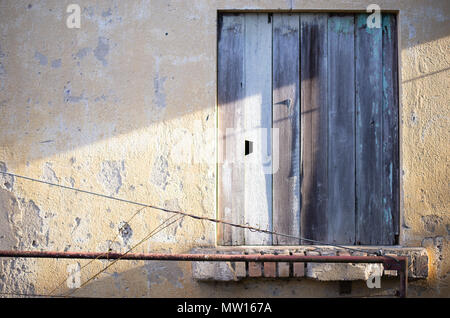 Im Alter Wall mit Holz Fenster Stockfoto