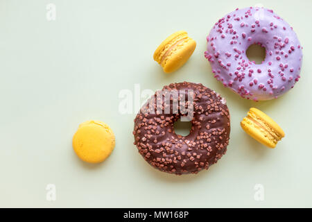 Pop Art Colour Style Donuts und Bäckerei goodies auf hellen farbigen Hintergrund. Stockfoto
