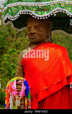 Buddha Statue und Angebote im Heiligtum von Vat Phou Champasak, Süd Laos, Stockfoto