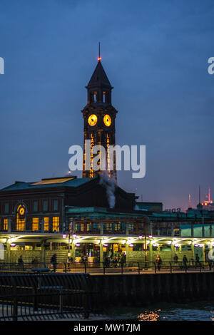 Hoboken Bahnhof Clock Tower ist Abends beleuchtet Stockfoto