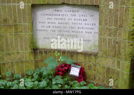 Denkmal mit einer Mohnblume Kranzniederlegung in Tower Hamlets Friedhof Park für 190 Personen von Pappel, die bei Luftangriffen während des Zweiten Weltkrieges getötet wurden. Stockfoto