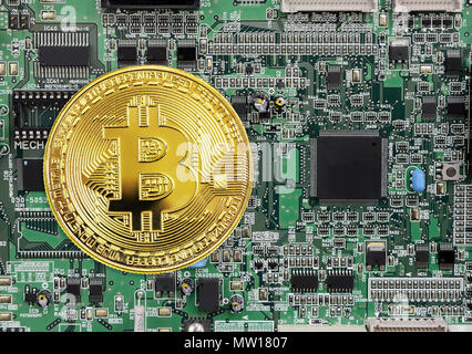 Goldene Medaille der bitcoin crypto Währung, neue digitale Geld in cyber Welt, auf dem Hintergrund der elektronischen Platine Stockfoto
