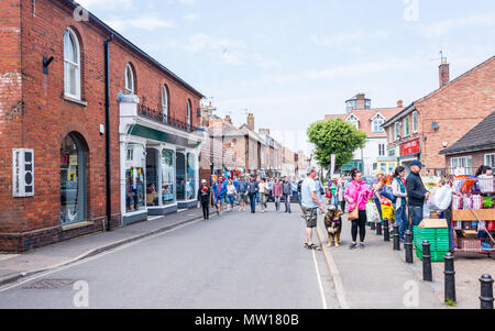 Wells-next-the-Sea, Norfolk, Großbritannien. 27. Mai 2018. Menschen und Touristen entlang Staithe Straße an einem sonnigen Sommertag in Wells-next-the-Sea Stockfoto