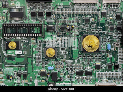 Goldene Medaille der bitcoin crypto Währung, neue digitale Geld in cyber Welt, auf dem Hintergrund der elektronischen Platine Stockfoto