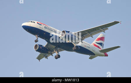 British Airways Airbus A319 G-EUPX im Endanflug auf den Flughafen London-Heathrow LHR Stockfoto