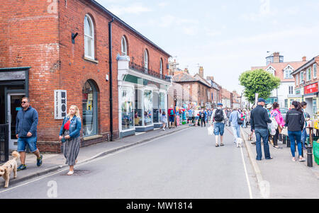 Wells-next-the-Sea, Norfolk, Großbritannien. 27. Mai 2018. Menschen und Touristen entlang Staithe Straße an einem sonnigen Sommertag in Wells-next-the-Sea Stockfoto