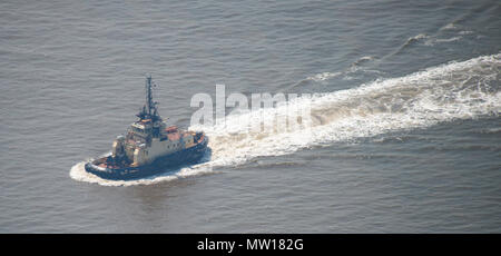 Luftbild der Hafen von Liverpool Tug Boat Stockfoto