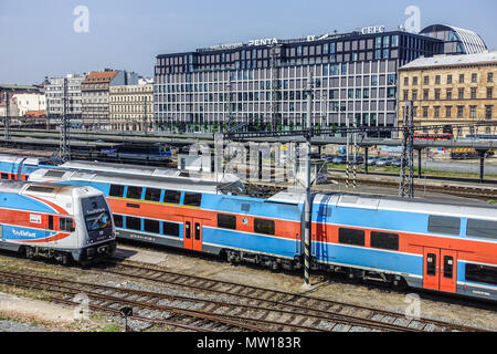 Masaryk Bahnhof und dem Florentinum Gebäude im Hintergrund, Na Florenci, Prag, Tschechische Republik Zug Stockfoto