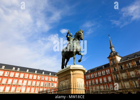 Die Statue von König Phillip, Felipe III an der Plaza Mayor, Madrid, Spanien. Mai 2018 Stockfoto