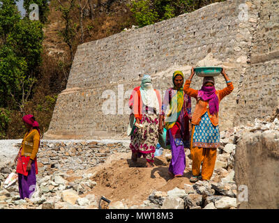 Indischer womans auf einer Straße in der Kath-ki-nav Dorf, Kumaon Hügel, Uttarakhand, Indien Stockfoto