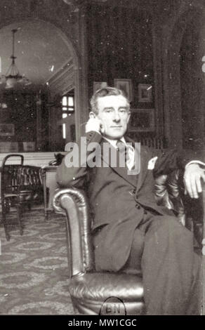 . Français: Le Spielzeit français Maurice Ravel dans sa Maison à Montfort-l'Amaury de 1928 Deutsch: der französische Komponist Maurice Ravel in seinem Haus in Montfort-l'Amaury in 1928. 1. Januar 1928. Unbekannt 512 Ravel Montfort 1928 Stockfoto