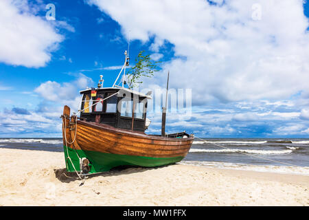 Angeln Boot am Ufer der Ostsee in Ahlbeck, Deutschland. Stockfoto