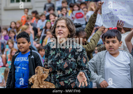 New York, USA. 30. Mai 2018. Councilmember Helen Rosenthal - zu Ehren des World Ocean Day 2018, NYC Bürgermeister Bill De Blasio, Vertreter der Stadt und Hunderte von Studenten aus New York City Schulen gesammelt an der New York City Hall Schritte am 30. Mai 2018 hat der Stadtrat die Mitglieder auffordern, Int 135, eine Rechnung, Polystyrolschaumstoff erweitert zu verbieten (EPS, oder häufig genannte tyrofoam") und der Industrie zu widersetzen - unterstützte Gesetzgebung EPS zu recyceln. In 2013, NYC Rat gestimmt Schaum zu verbieten, aber zwei Industrie-finanzierten Prozesse dieses Gesetz blockiert haben. Studenten wollen ihre Stimmen für für Kunststoff-freien Ozeane gehört und zu p Stockfoto