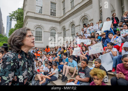 New York, USA. 30. Mai 2018. Councilmember Helen Rosenthal - zu Ehren des World Ocean Day 2018, NYC Bürgermeister Bill De Blasio, Vertreter der Stadt und Hunderte von Studenten aus New York City Schulen gesammelt an der New York City Hall Schritte am 30. Mai 2018 hat der Stadtrat die Mitglieder auffordern, Int 135, eine Rechnung, Polystyrolschaumstoff erweitert zu verbieten (EPS, oder häufig genannte tyrofoam") und der Industrie zu widersetzen - unterstützte Gesetzgebung EPS zu recyceln. In 2013, NYC Rat gestimmt Schaum zu verbieten, aber zwei Industrie-finanzierten Prozesse dieses Gesetz blockiert haben. Studenten wollen ihre Stimmen für für Kunststoff-freien Ozeane gehört und zu p Stockfoto