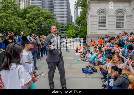 New York, USA. 30. Mai 2018. Councilmember Brad Lander - zu Ehren des World Ocean Day 2018, NYC Bürgermeister Bill De Blasio, Vertreter der Stadt und Hunderte von Studenten aus New York City Schulen gesammelt an der New York City Hall Schritte am 30. Mai 2018 hat der Stadtrat die Mitglieder auffordern, Int 135, eine Rechnung, Polystyrolschaumstoff erweitert zu verbieten (EPS, oder häufig genannte tyrofoam") und der Industrie zu widersetzen - unterstützte Gesetzgebung EPS zu recyceln. In 2013, NYC Rat gestimmt Schaum zu verbieten, aber zwei Industrie-finanzierten Prozesse dieses Gesetz blockiert haben. Studenten wollen ihre Stimmen für für Kunststoff-freien Ozeane gehört und zum Protein Stockfoto