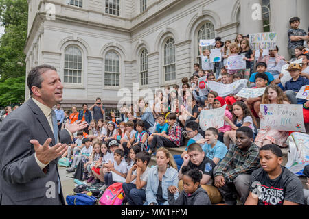 New York, USA. 30. Mai 2018. Councilmember Brad Lander - zu Ehren des World Ocean Day 2018, NYC Bürgermeister Bill De Blasio, Vertreter der Stadt und Hunderte von Studenten aus New York City Schulen gesammelt an der New York City Hall Schritte am 30. Mai 2018 hat der Stadtrat die Mitglieder auffordern, Int 135, eine Rechnung, Polystyrolschaumstoff erweitert zu verbieten (EPS, oder häufig genannte tyrofoam") und der Industrie zu widersetzen - unterstützte Gesetzgebung EPS zu recyceln. In 2013, NYC Rat gestimmt Schaum zu verbieten, aber zwei Industrie-finanzierten Prozesse dieses Gesetz blockiert haben. Studenten wollen ihre Stimmen für für Kunststoff-freien Ozeane gehört und zum Protein Stockfoto