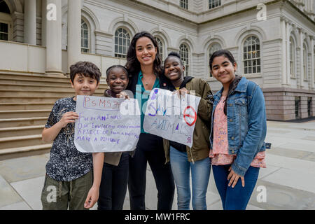 New York, USA. 30. Mai 2018. Councilmember Carlina Rivera - zu Ehren des World Ocean Day 2018, NYC Bürgermeister Bill De Blasio, Vertreter der Stadt und Hunderte von Studenten aus New York City Schulen gesammelt an der New York City Hall Schritte am 30. Mai 2018 hat der Stadtrat die Mitglieder auffordern, Int 135, eine Rechnung, Polystyrolschaumstoff erweitert zu verbieten (EPS, oder häufig genannte tyrofoam") und der Industrie zu widersetzen - unterstützte Gesetzgebung EPS zu recyceln. In 2013, NYC Rat gestimmt Schaum zu verbieten, aber zwei Industrie-finanzierten Prozesse dieses Gesetz blockiert haben. Studenten wollen ihre Stimmen für für Kunststoff-freien Ozeane gehört und zu pr Stockfoto