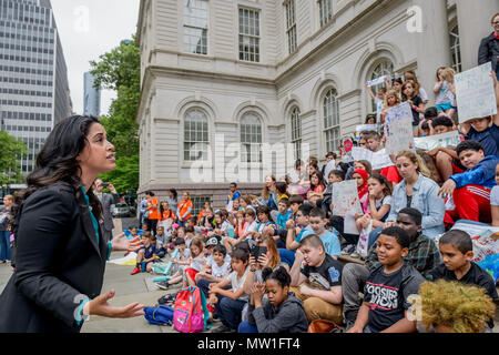 New York, USA. 30. Mai 2018. Councilmember Carlina Rivera - zu Ehren des World Ocean Day 2018, NYC Bürgermeister Bill De Blasio, Vertreter der Stadt und Hunderte von Studenten aus New York City Schulen gesammelt an der New York City Hall Schritte am 30. Mai 2018 hat der Stadtrat die Mitglieder auffordern, Int 135, eine Rechnung, Polystyrolschaumstoff erweitert zu verbieten (EPS, oder häufig genannte tyrofoam") und der Industrie zu widersetzen - unterstützte Gesetzgebung EPS zu recyceln. In 2013, NYC Rat gestimmt Schaum zu verbieten, aber zwei Industrie-finanzierten Prozesse dieses Gesetz blockiert haben. Studenten wollen ihre Stimmen für für Kunststoff-freien Ozeane gehört und zu pr Stockfoto