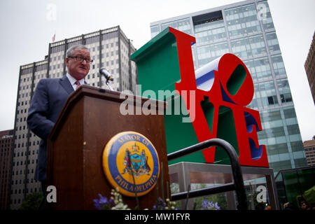 Philadelphia, USA. 30 Mai, 2018. Bürgermeister Jim Kenney spricht in einer Zeremonie die Wiedereröffnung Wahrzeichen der Stadt Love Park, der Heimat der berühmten Liebe Statue vom Künstler Robert Indiana, nach mehr als zwei Jahren Renovierungsarbeiten. Quelle: Michael Candelori/Pacific Press/Alamy leben Nachrichten Stockfoto