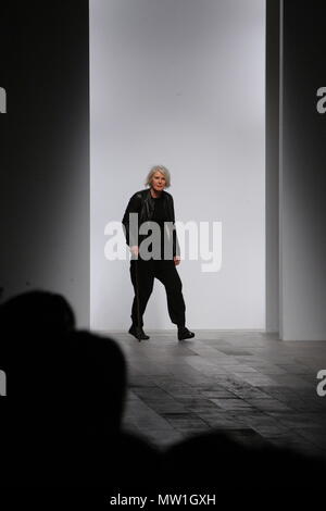 Betty Jackson Fashion Designer nimmt einen Bug auf der Landebahn während der London Fashion Week im Somerset House in London, Samstag 19 Februar 2011 Stockfoto